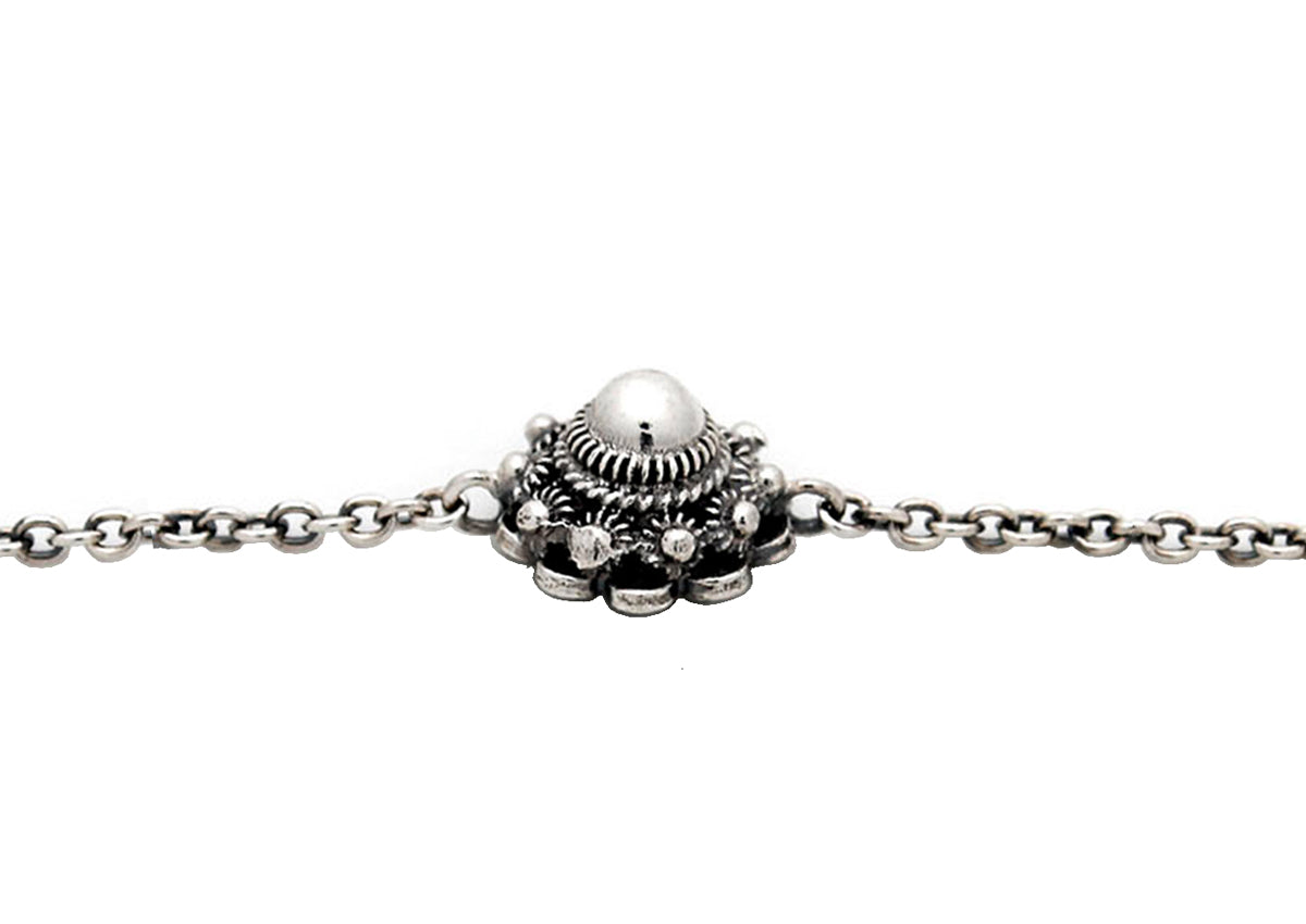 Bracelet en argent avec un motif de bouton de mer, d'un diamètre de 14 mm.
