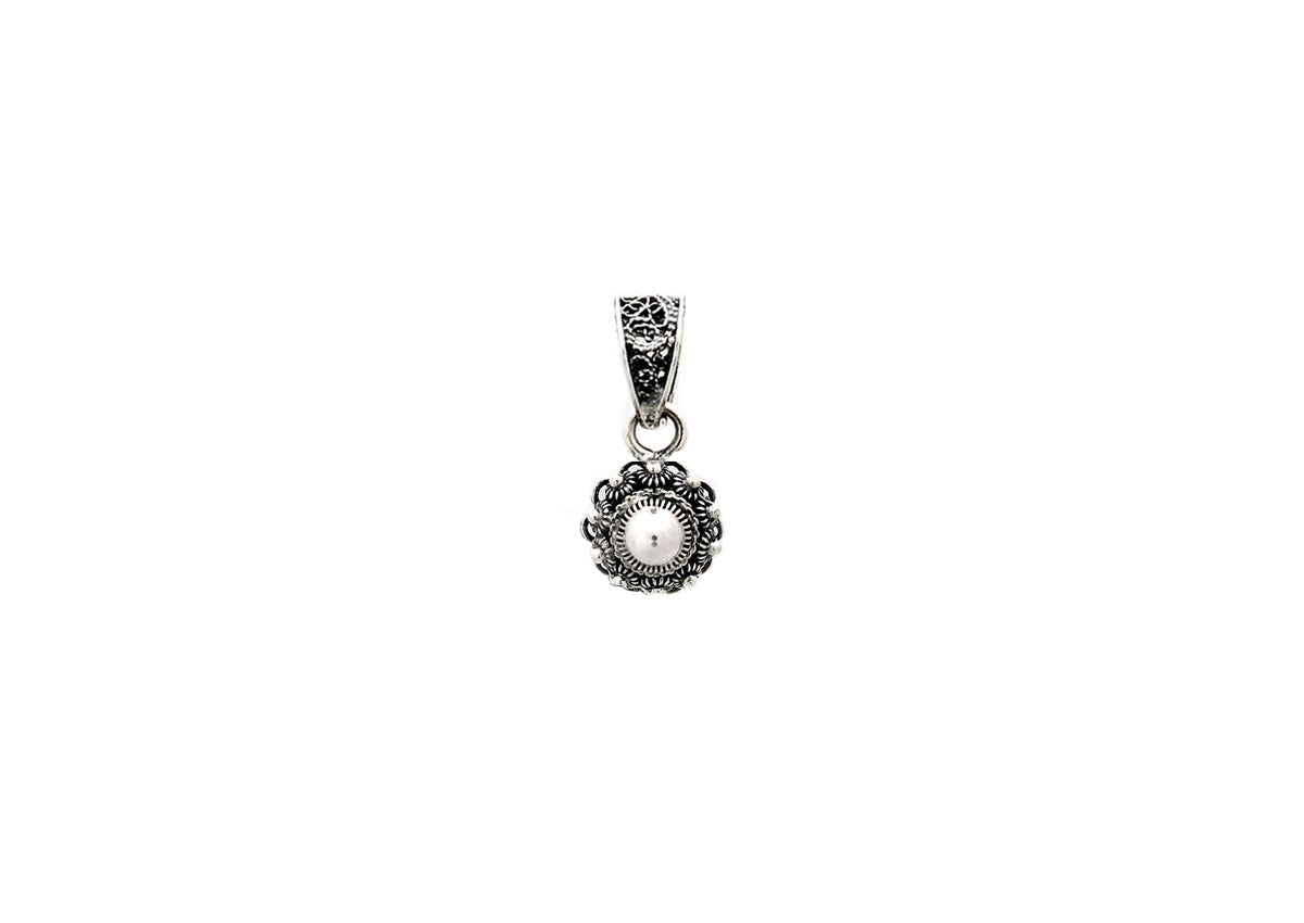 Pendentif en argent avec motif de la Zeeuwse Knoop et perle centrale.
