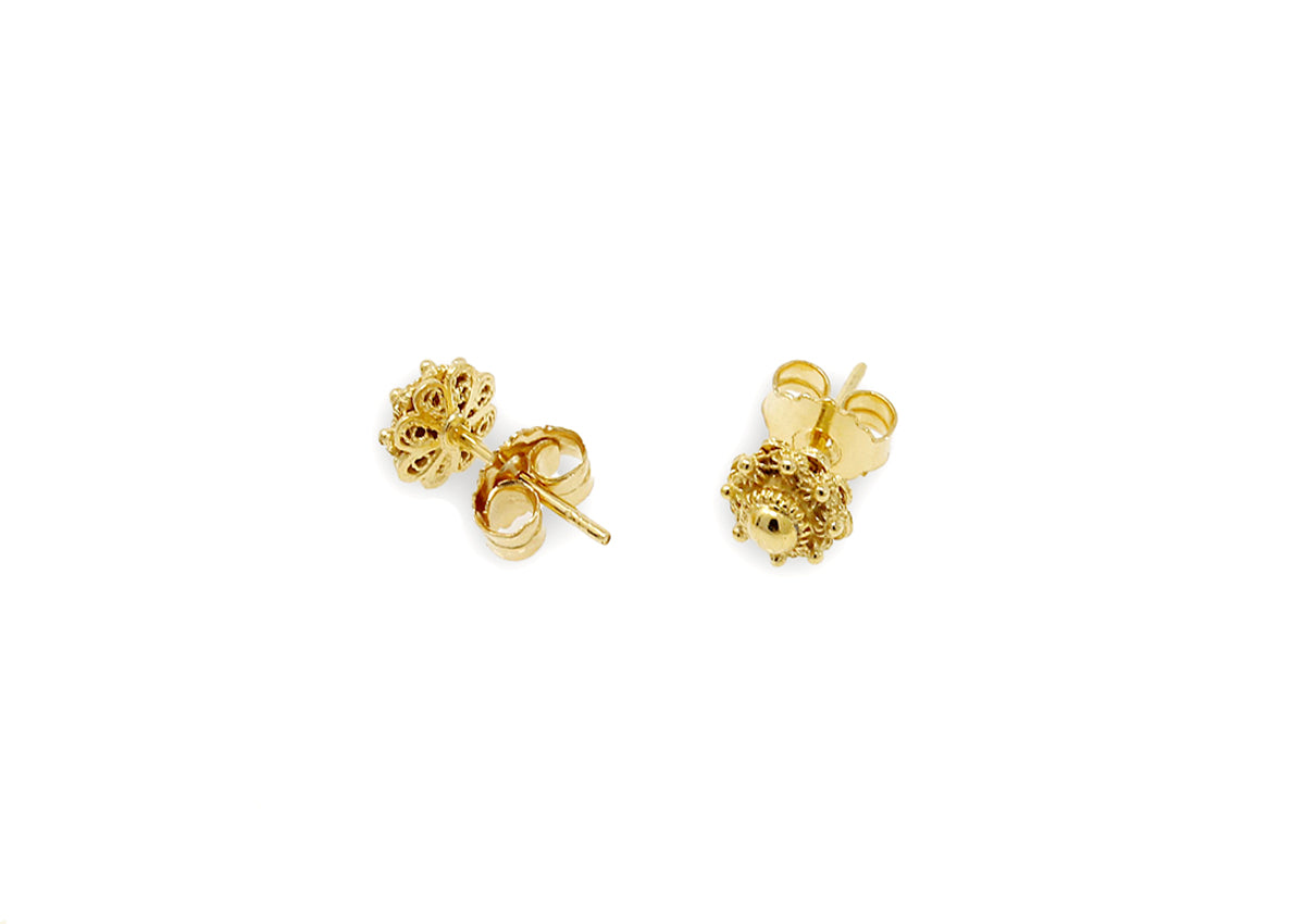 Boucles d'oreilles en or de 6 mm avec un design en forme de bouton.