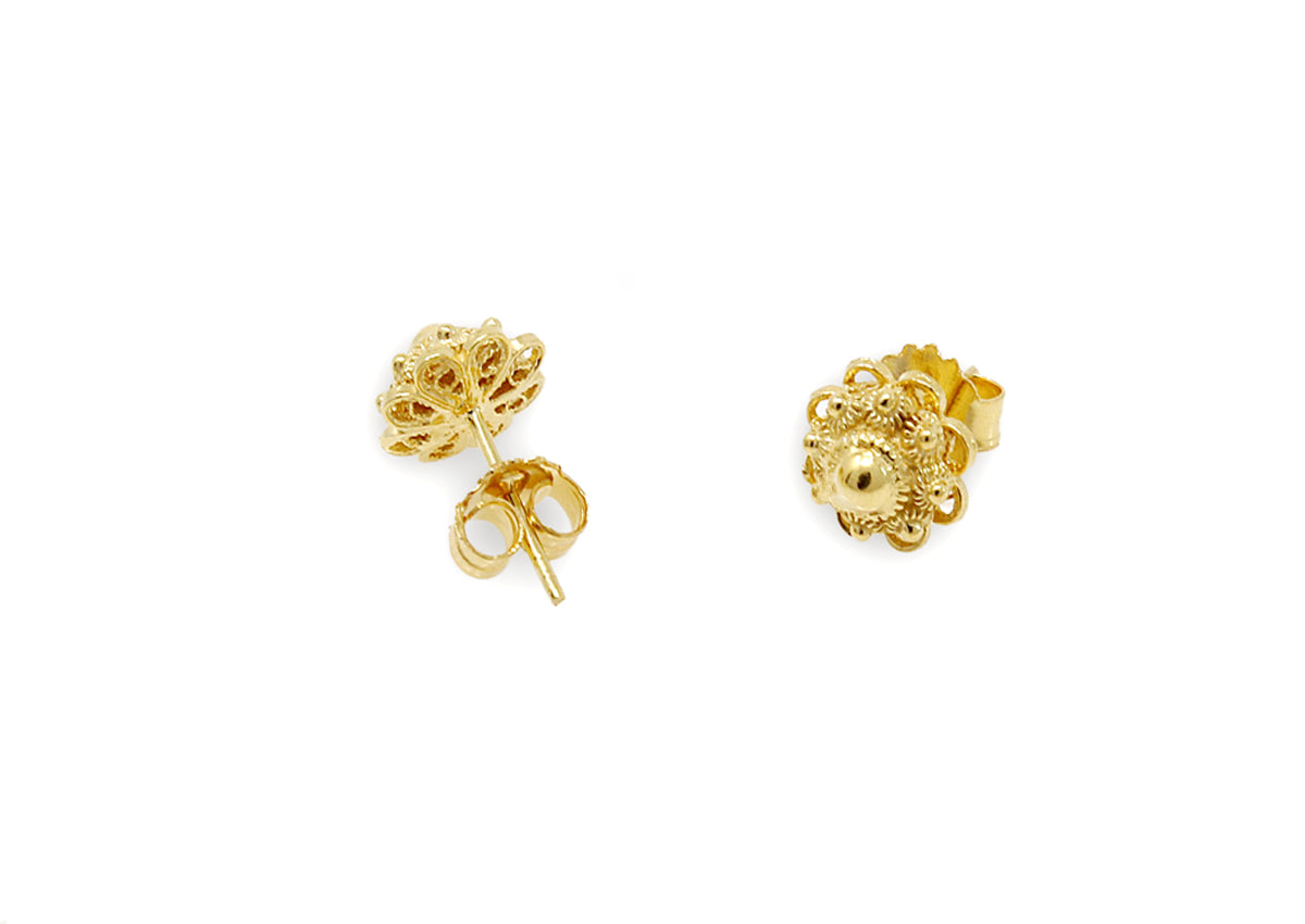 Boucles d'oreilles en or de 8 mm avec un design en forme de fleur et des détails en relief.