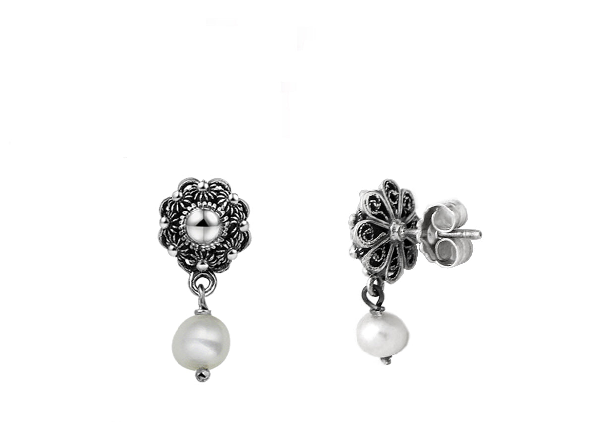 Boucles d'oreilles en argent avec une perle blanche de 10 mm et un motif en forme de fleur.