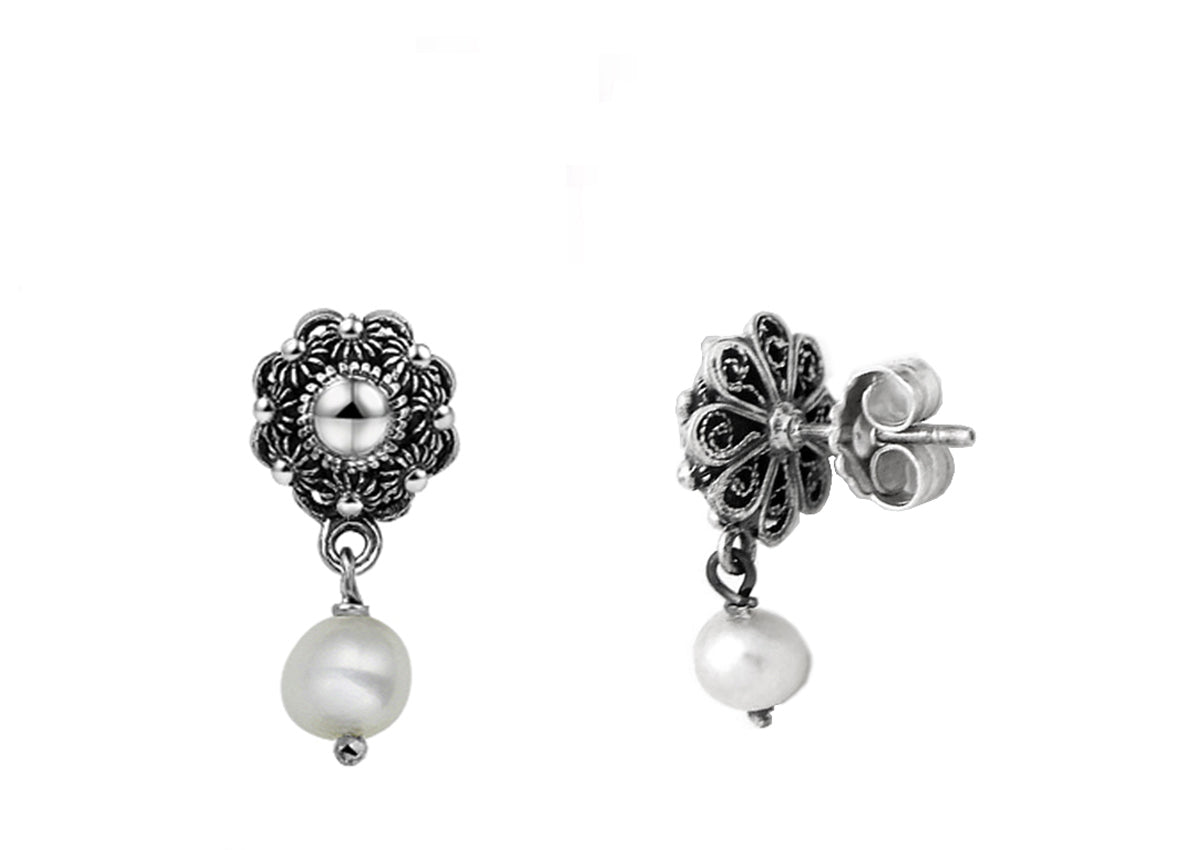 Boucles d'oreilles en argent avec une perle blanche de 12 mm et un motif floral.