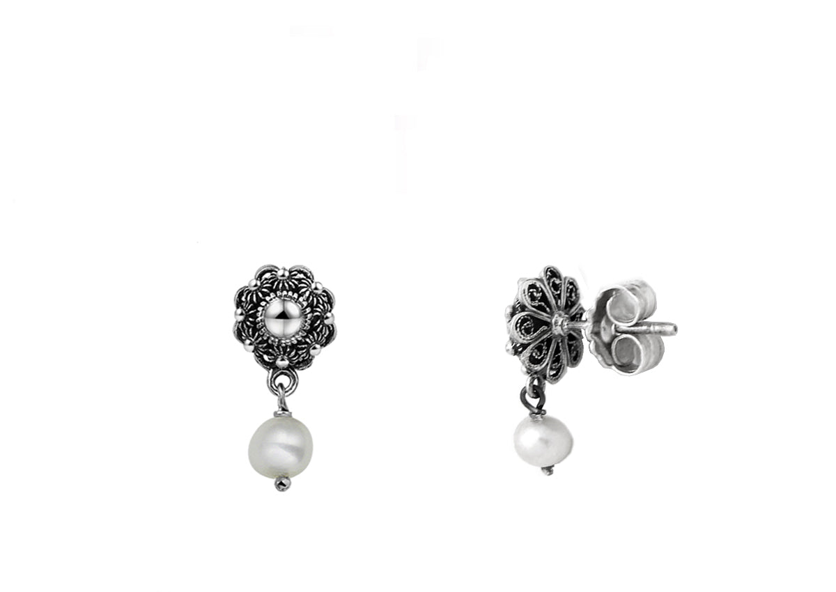 Boucles d'oreilles en argent avec une perle de 8 mm et un motif de bouton floral.