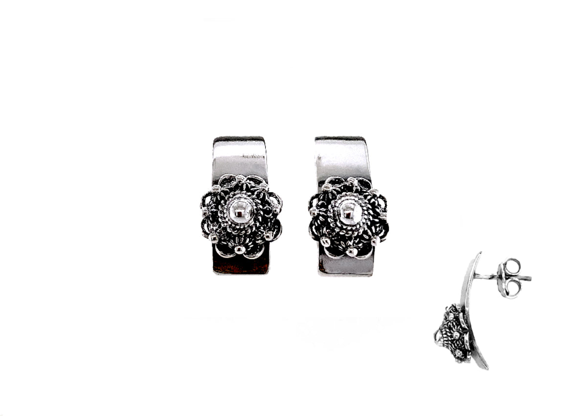 Boucles d'oreilles en argent avec un motif de bouton de mer, diamètre de 8 mm.