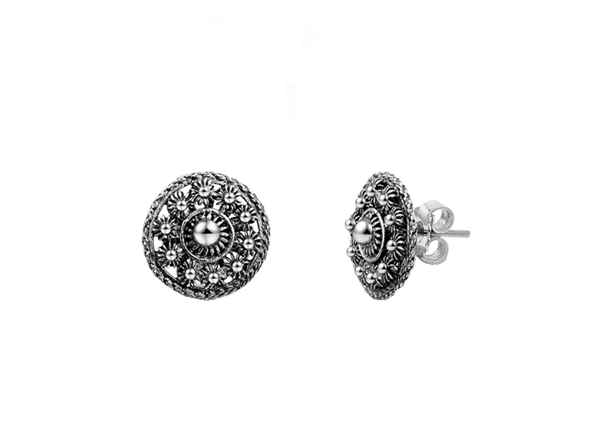 Boucles d'oreilles en argent avec un motif décoratif en relief, diamètre de 12 mm.