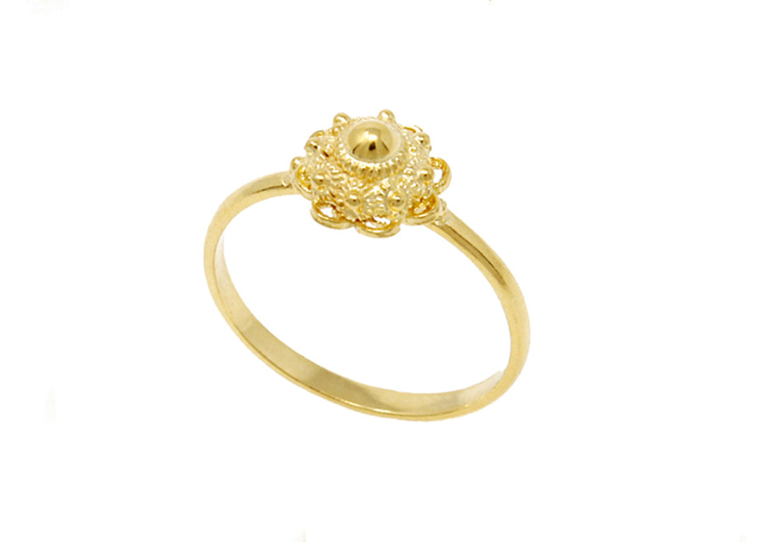De Zeeuwse Knop Ring Goud van Dutch Button heeft een dunne gouden band met een sierlijk, rond filigraan ontwerp in het midden, tegen een effen witte achtergrond.