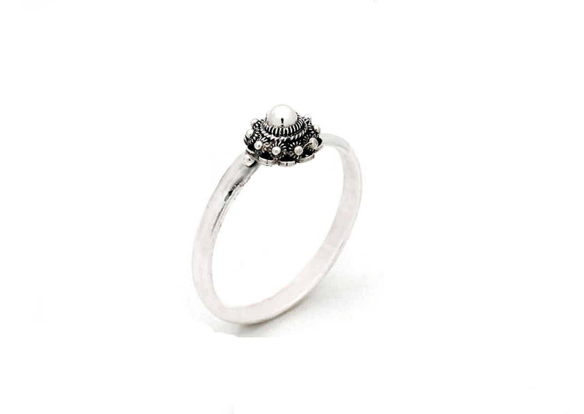 Bague en argent avec un motif de bouton de Zélande et une perle centrale de 8 mm.
