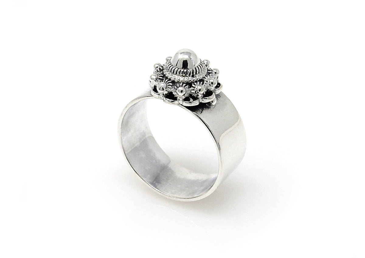 Bague en argent avec motif de nœud de Zélande et perle centrale.