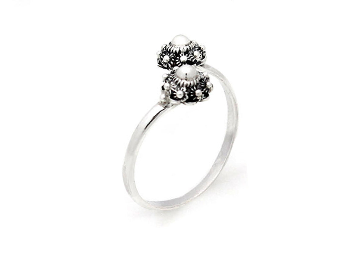Bague en argent avec motif de deux boutons de la mer, finition brillante.