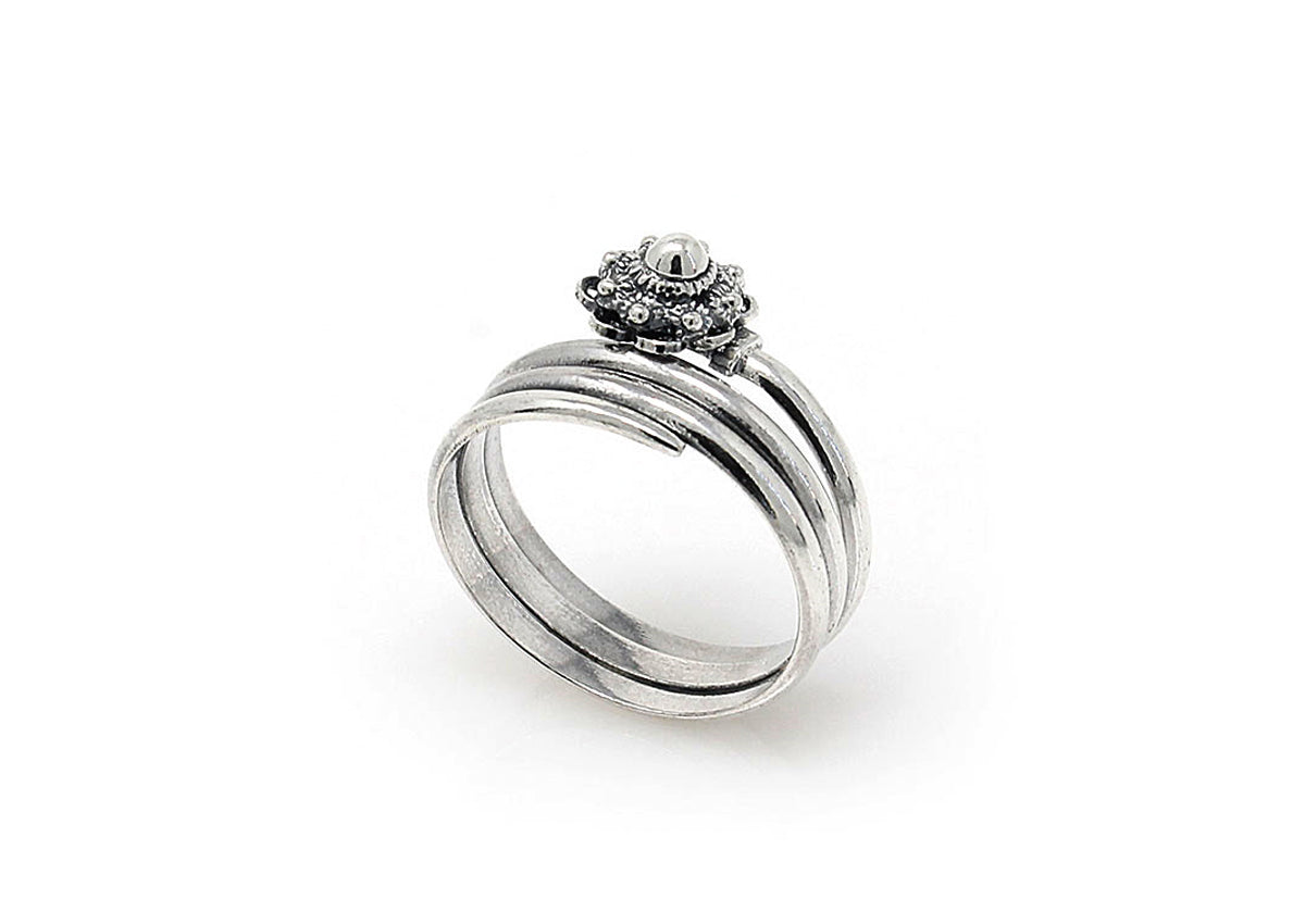Bague en argent avec motif de Zeeuwse Knoop et trois anneaux entrelacés.