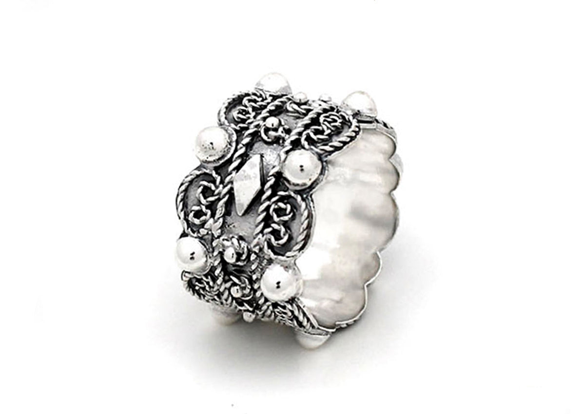 Bague large en argent avec motif de nœud de Zélande et perles blanches.