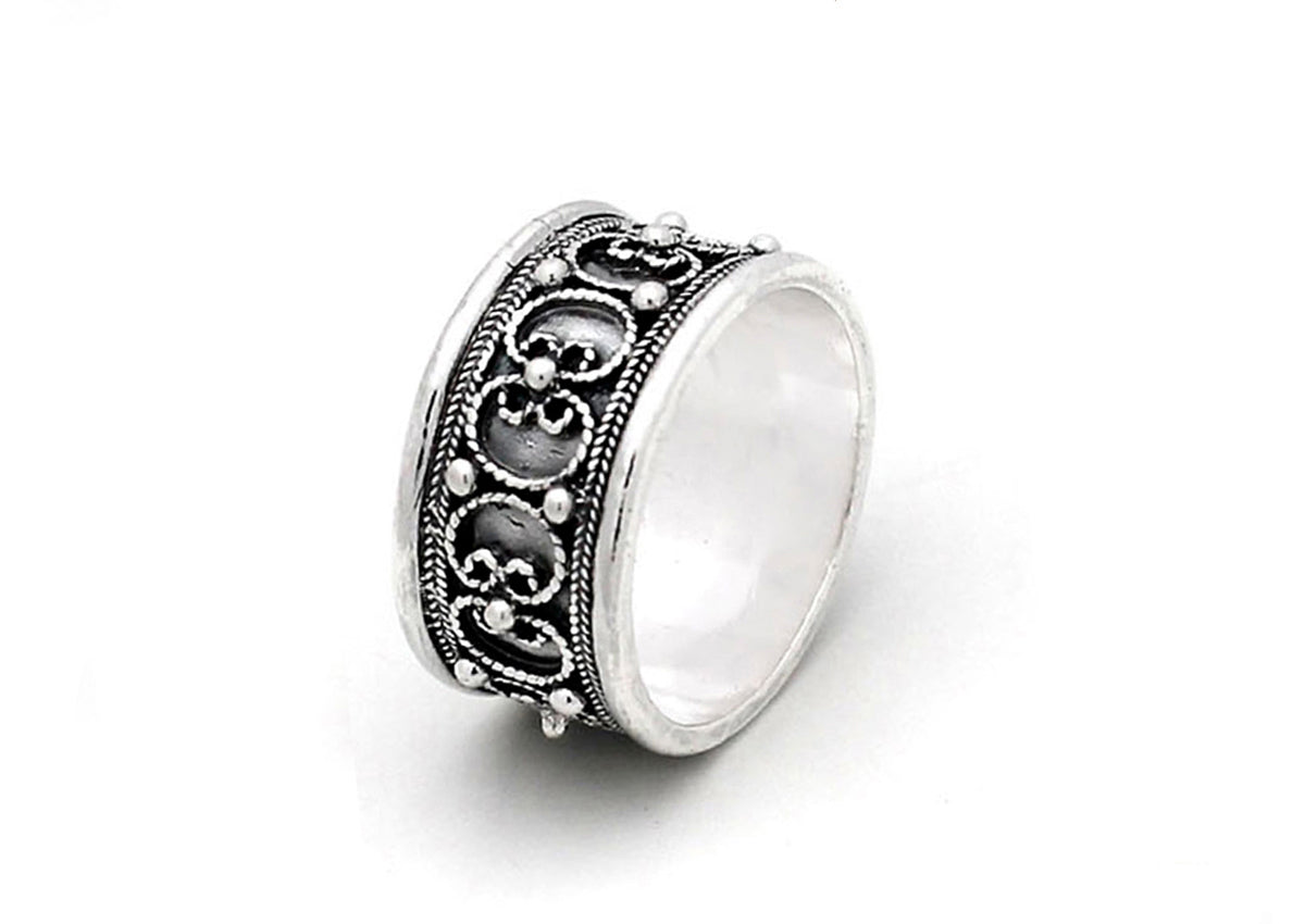 Bague en argent avec motif de boutons de mer et détails en relief.