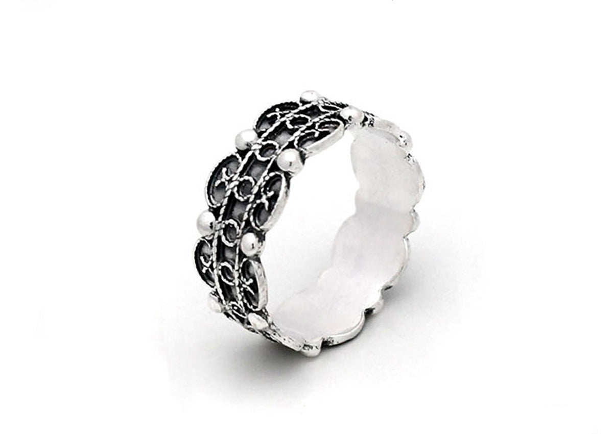 Bague en argent avec motifs en relief et perles, inspirée de la tradition de la Zeeuwse.