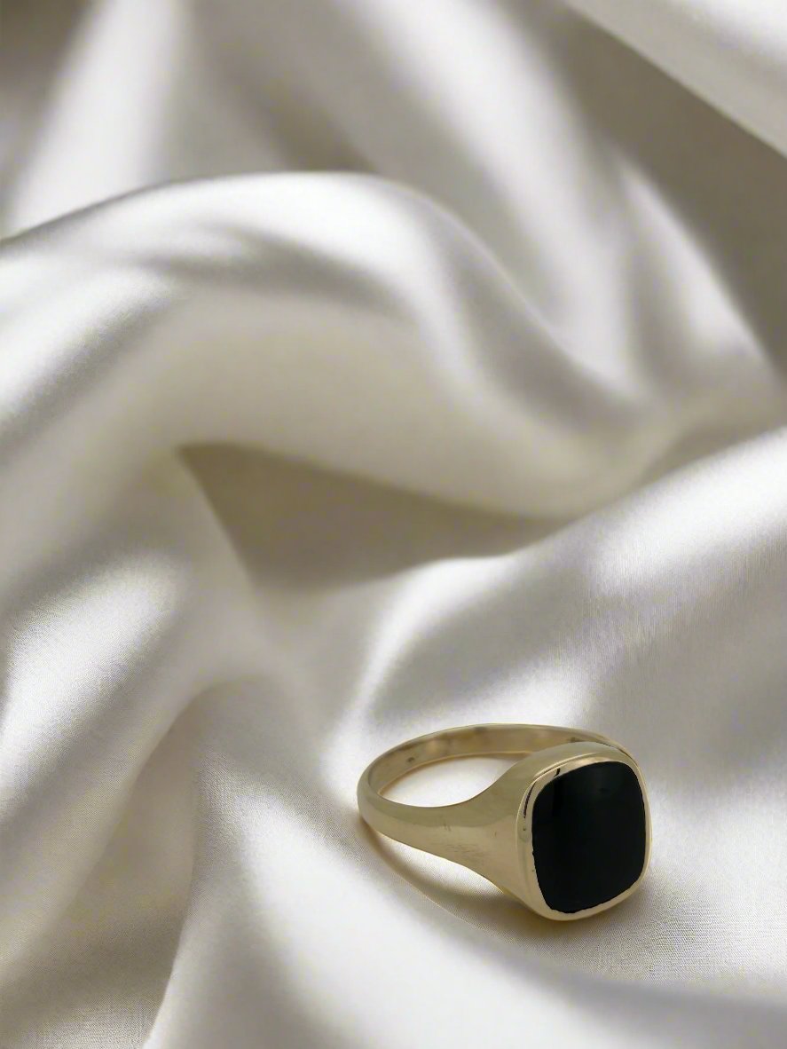 Bague vintage en or 14 carats avec onyx carré, pesant 6,9 g.