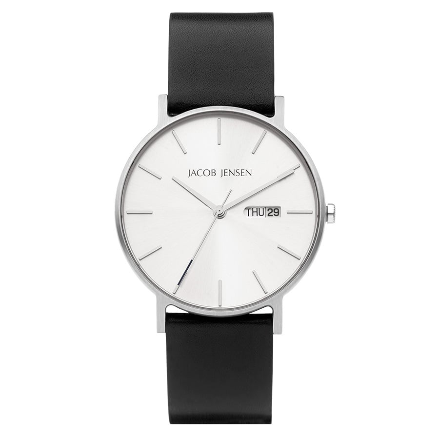 Montre argentée avec cadran blanc et bracelet en cuir noir.