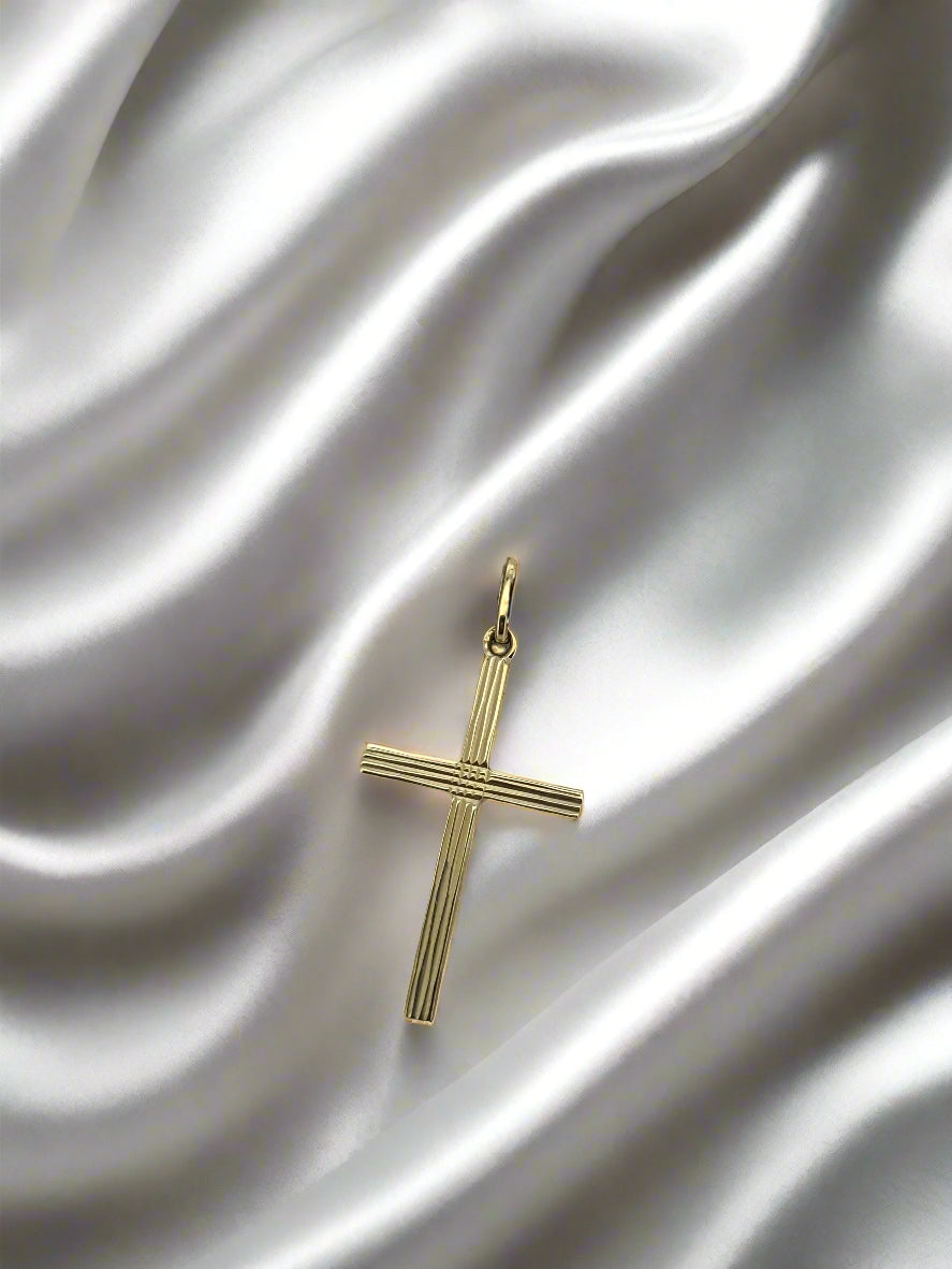 pendentif croix en or 14 carats, finition lisse, léger et délicat.