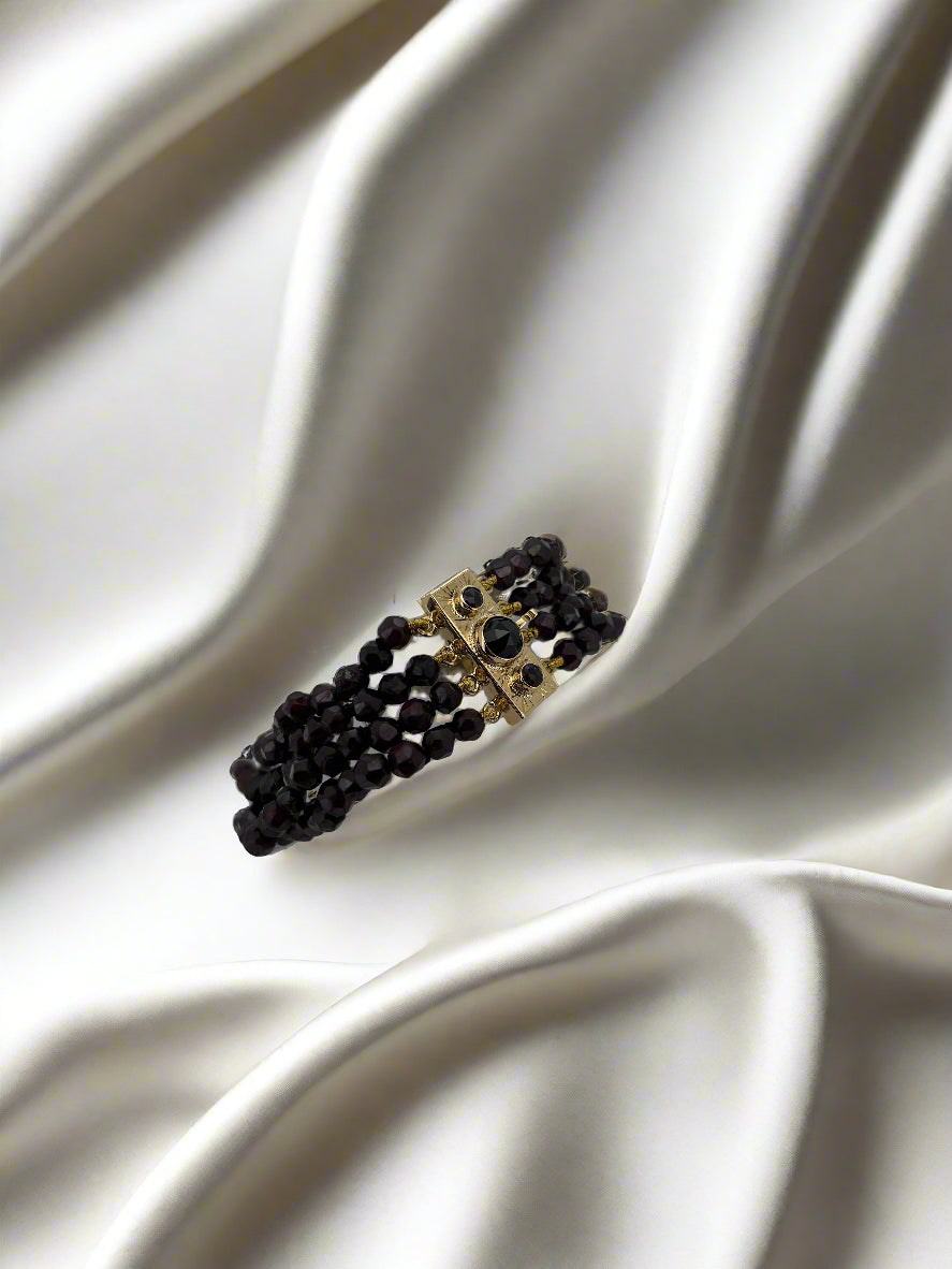 Bracelet vintage en or 14 carats avec grenats, pesant 25,5 grammes.