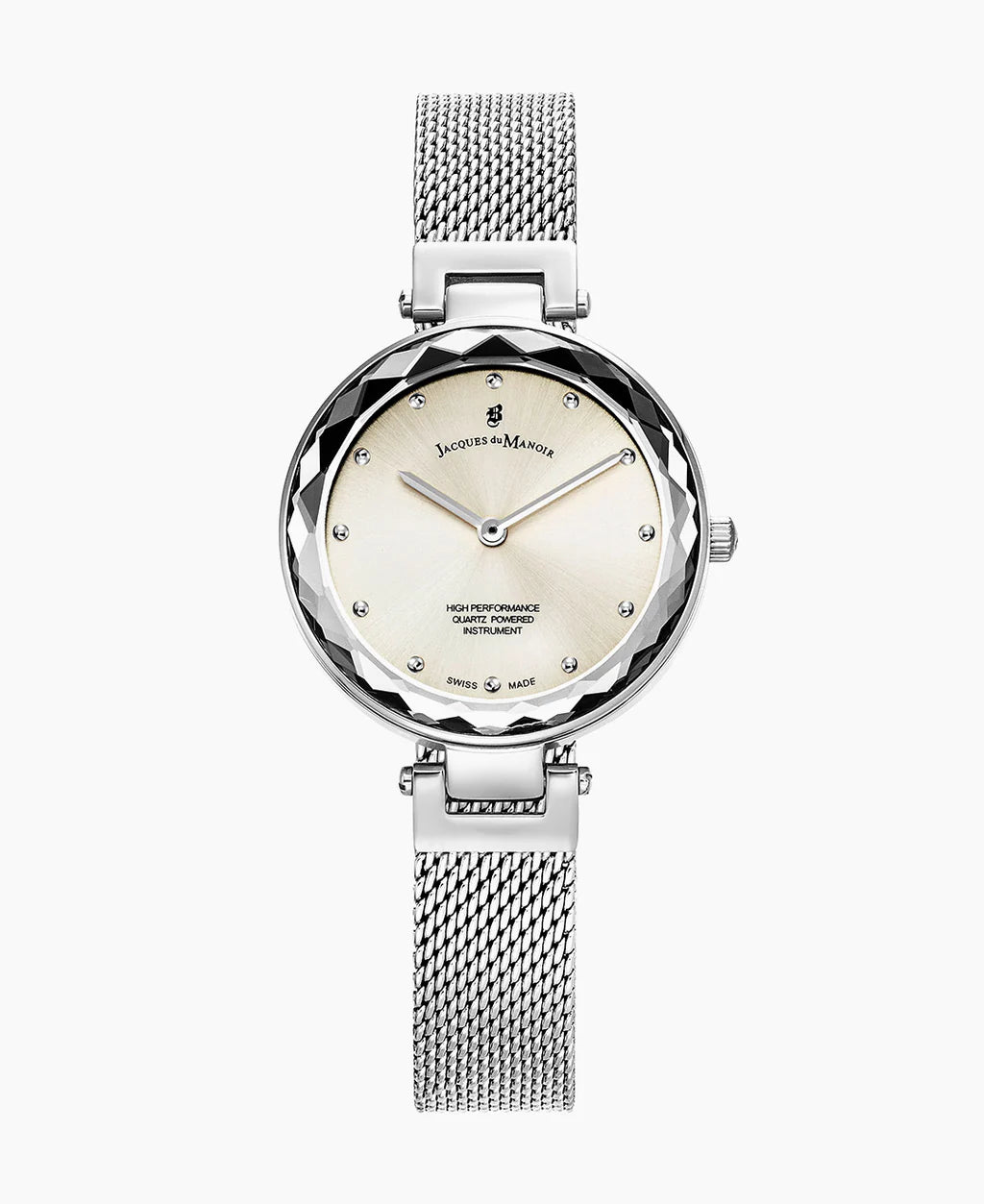 Montre argentée avec un cadran doré et un bracelet en maille métallique.