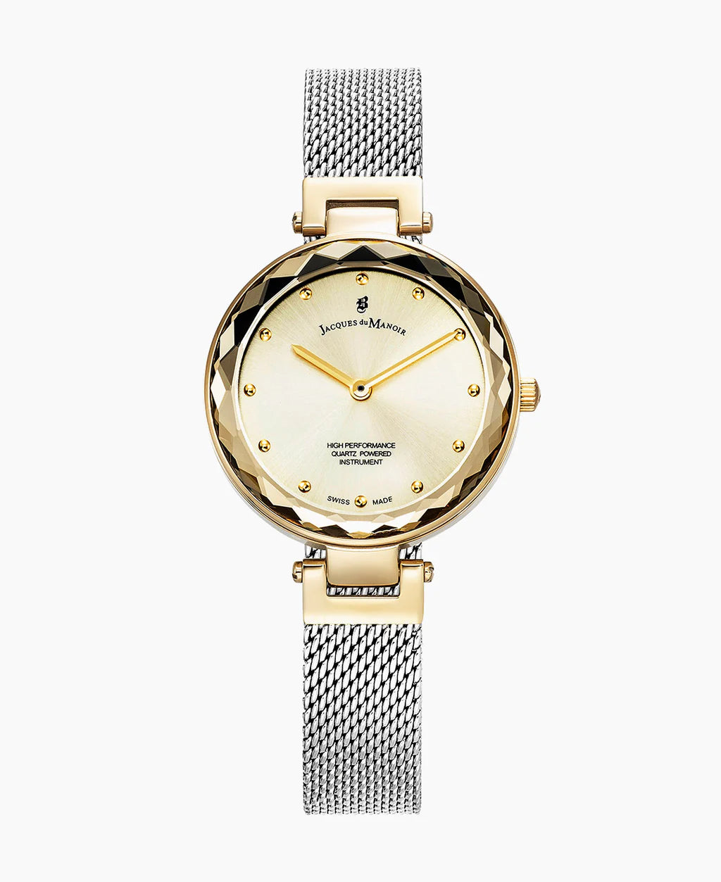 Montre dorée avec un cadran argenté, boîtier à motifs et bracelet en maille.