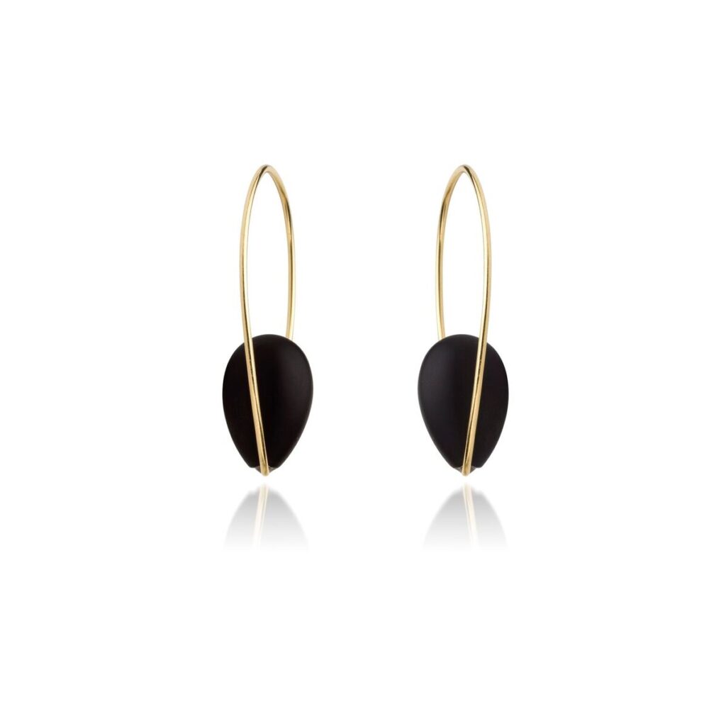 Boucles d'oreilles en or jaune avec des pierres d'onyx noires en forme de goutte.