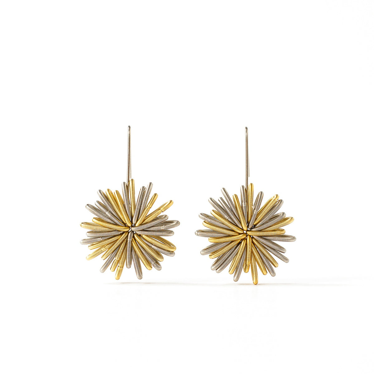 Boucles d'oreilles en argent avec un design en forme d'étoile, dorées et argentées.
