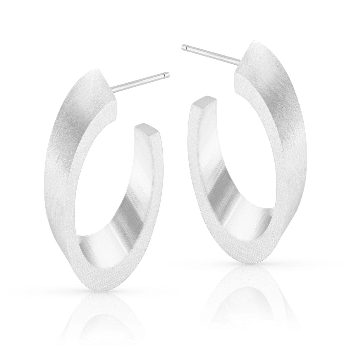 Boucles d'oreilles ovales en argent mat.
