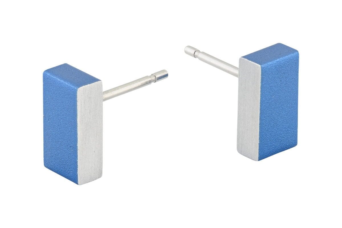 Boucles d'oreilles rectangulaires bleues avec finition argentée.