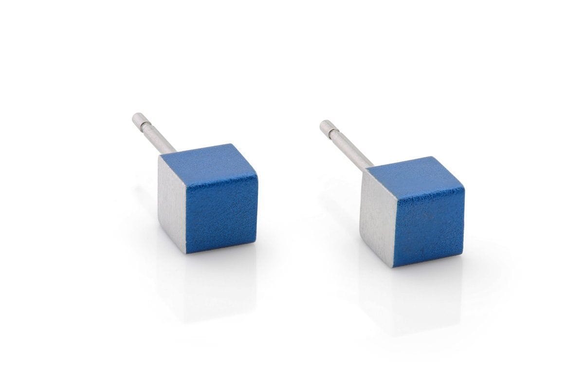 Boucles d'oreilles en forme de cubes bleus et argentés.