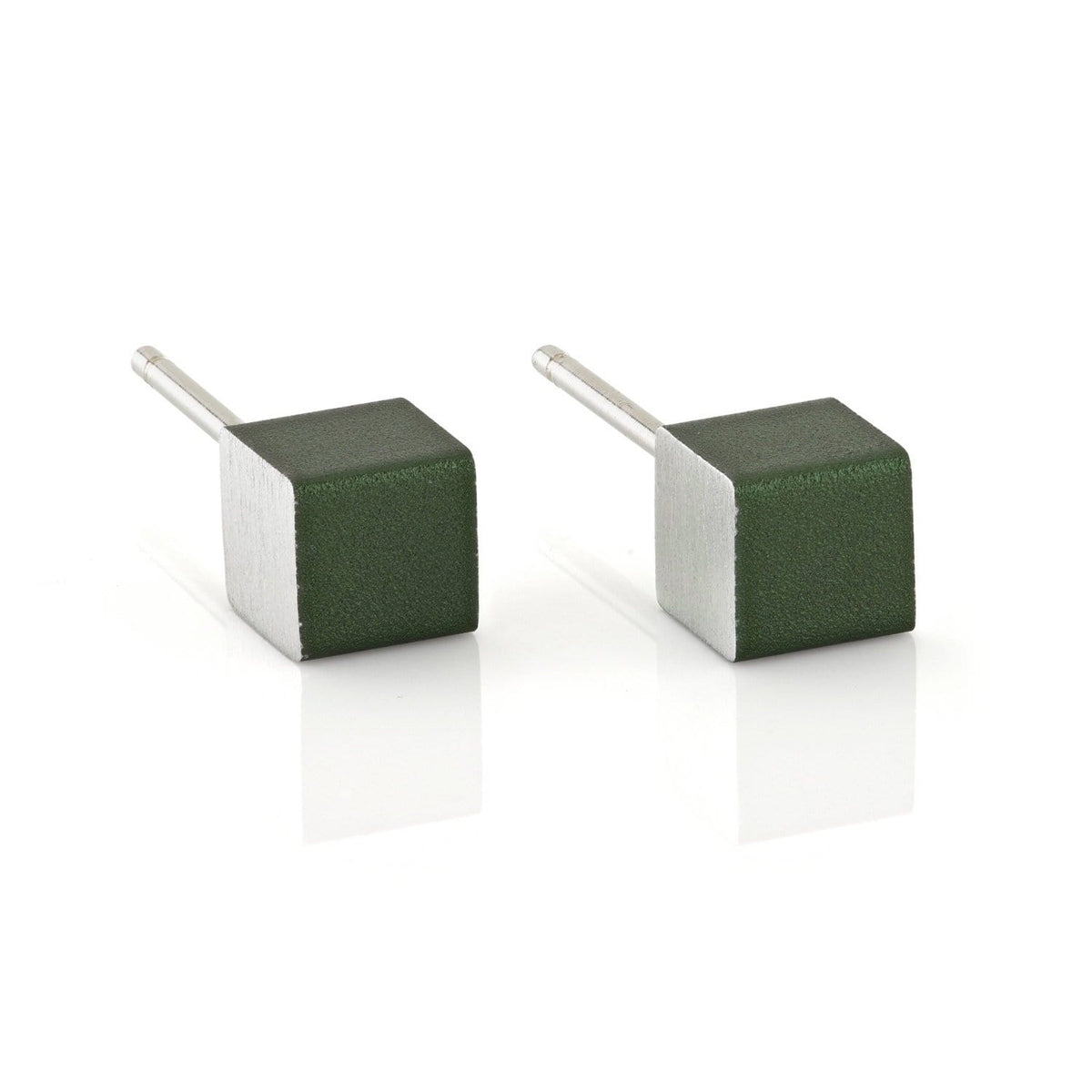 Boucles d'oreilles en forme de cubes verts avec tige en métal argenté.