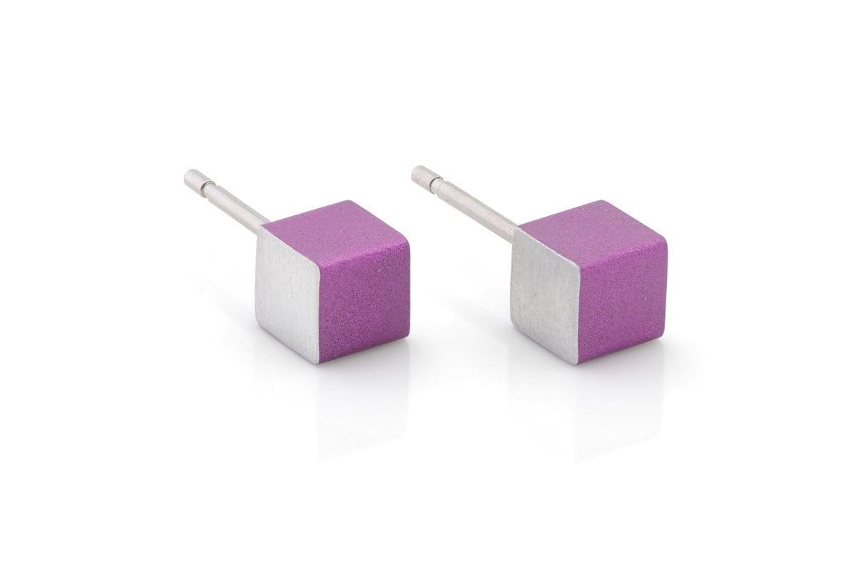 Boucles d'oreilles en forme de cubes, avec une finition violette et argentée.