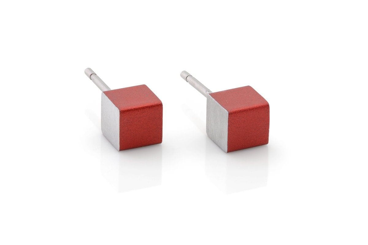 Boucles d'oreilles en forme de cube rouge avec une finition argentée.