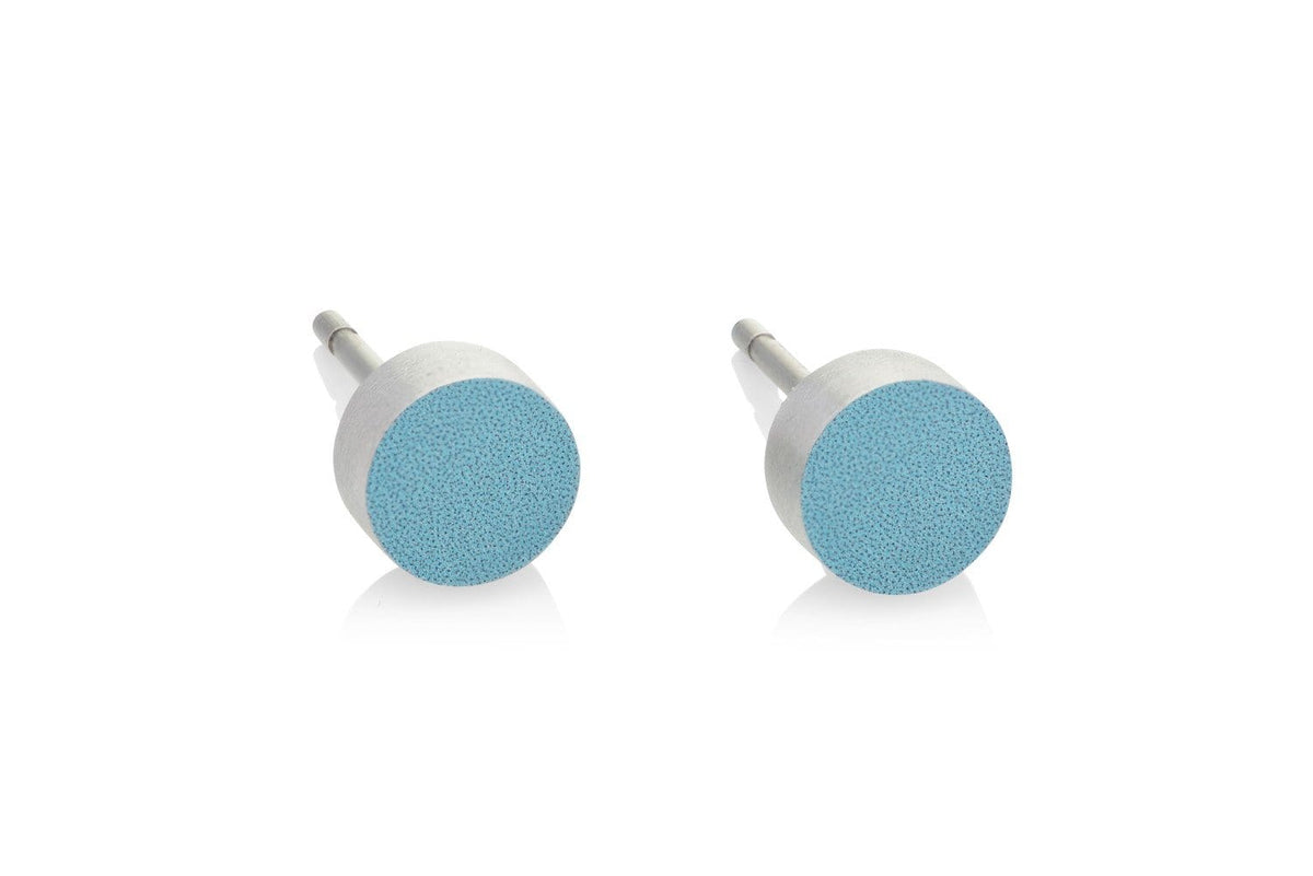 Boucles d'oreilles rondes en bleu, avec une finition mate et une base en métal argenté.