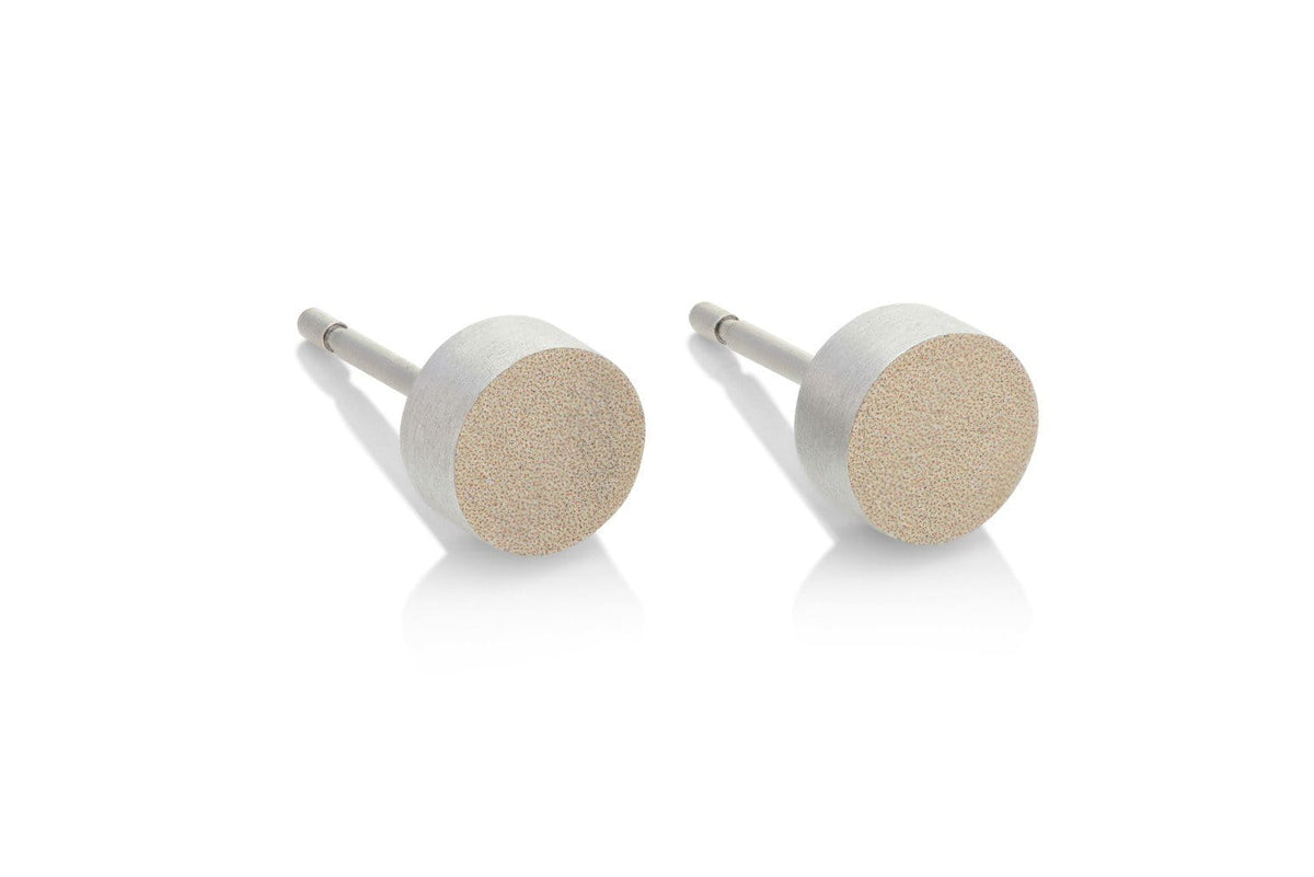 Boucles d'oreilles rondes en métal doré avec une finition mate.