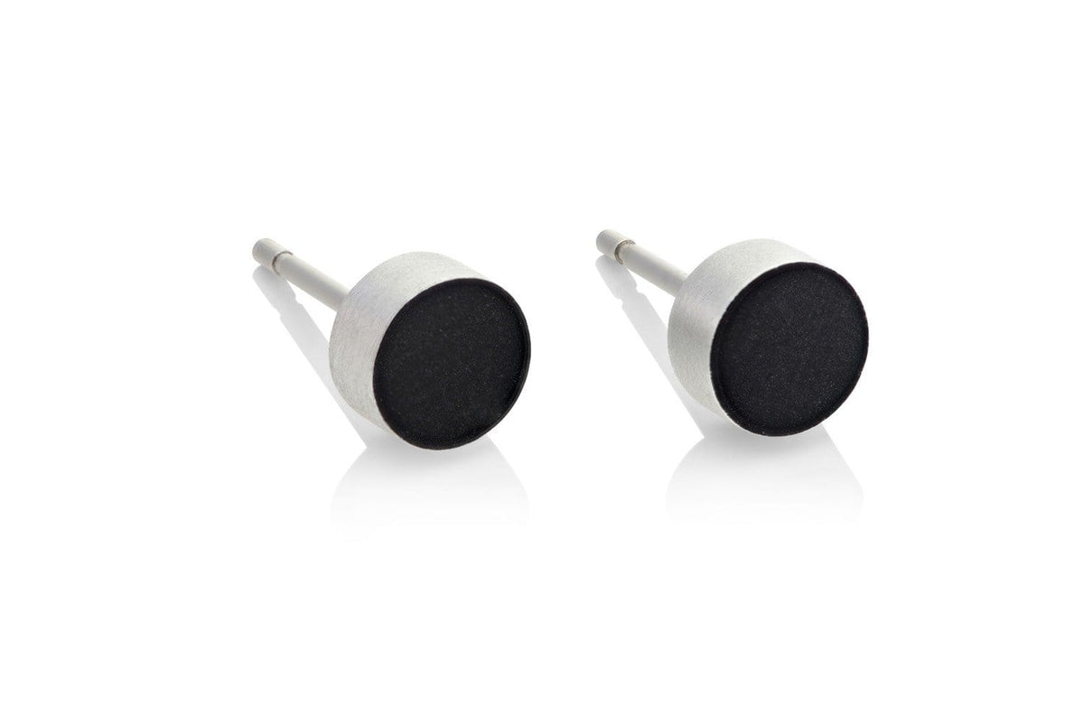 Boucles d'oreilles rondes noires en métal argenté.