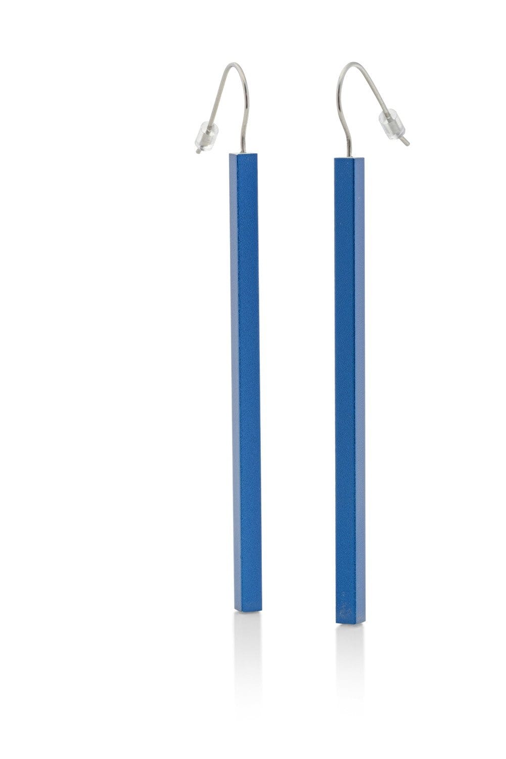 De Oorhanger lange staafjes Blauw O38B van CLIC Creations bestaat uit lange, rechthoekige blauwe oorhangers met zilveren haken. Het minimalistische, moderne design is verticaal opgehangen op een witte achtergrond.