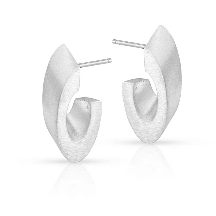 Boucles d'oreilles créoles ovales en argent avec une finition mate.