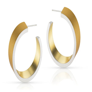 Boucles d'oreilles créoles ovales en métal doré avec une finition en dégradé.