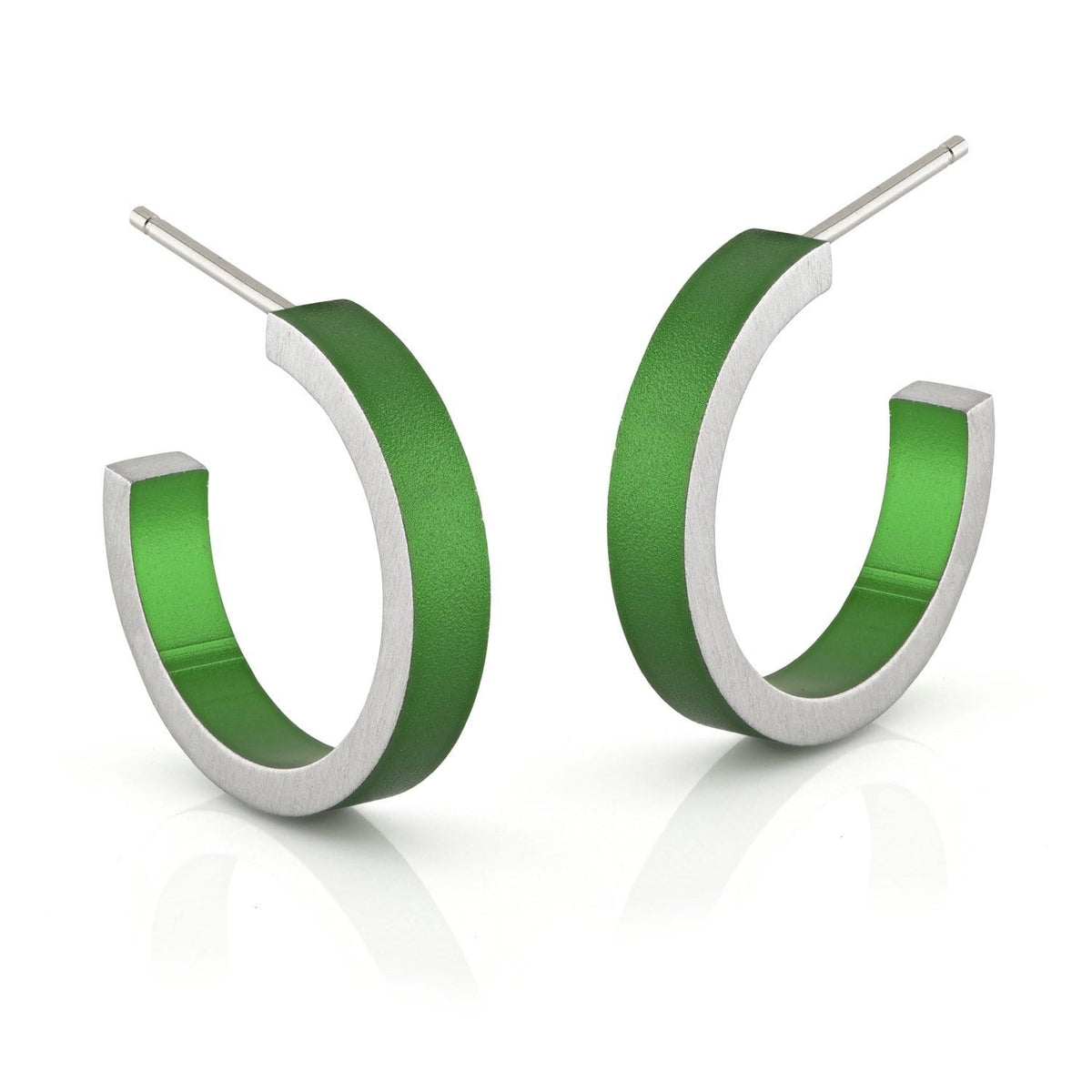 Boucles d'oreilles rondes en argent avec une finition verte.