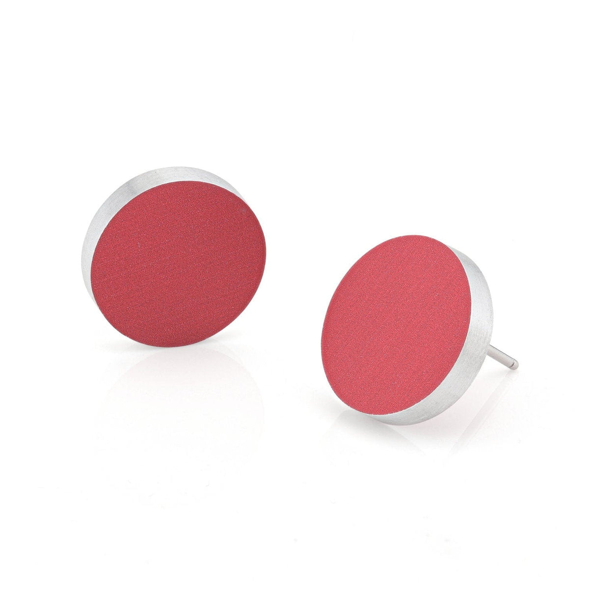 Boucles d'oreilles rondes en métal argenté avec une finition rouge mate.