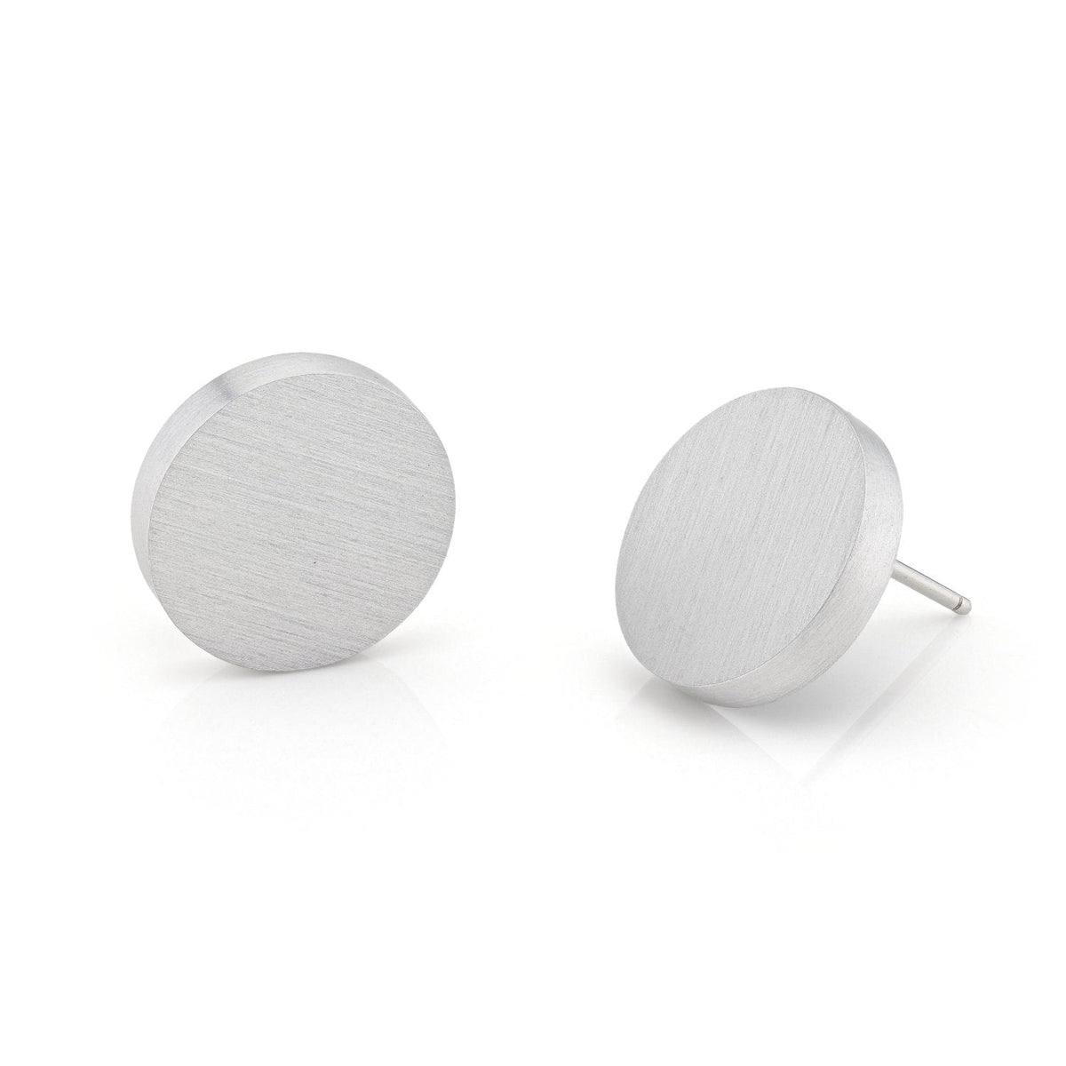 Boucles d'oreilles rondes en argent avec finition mate.