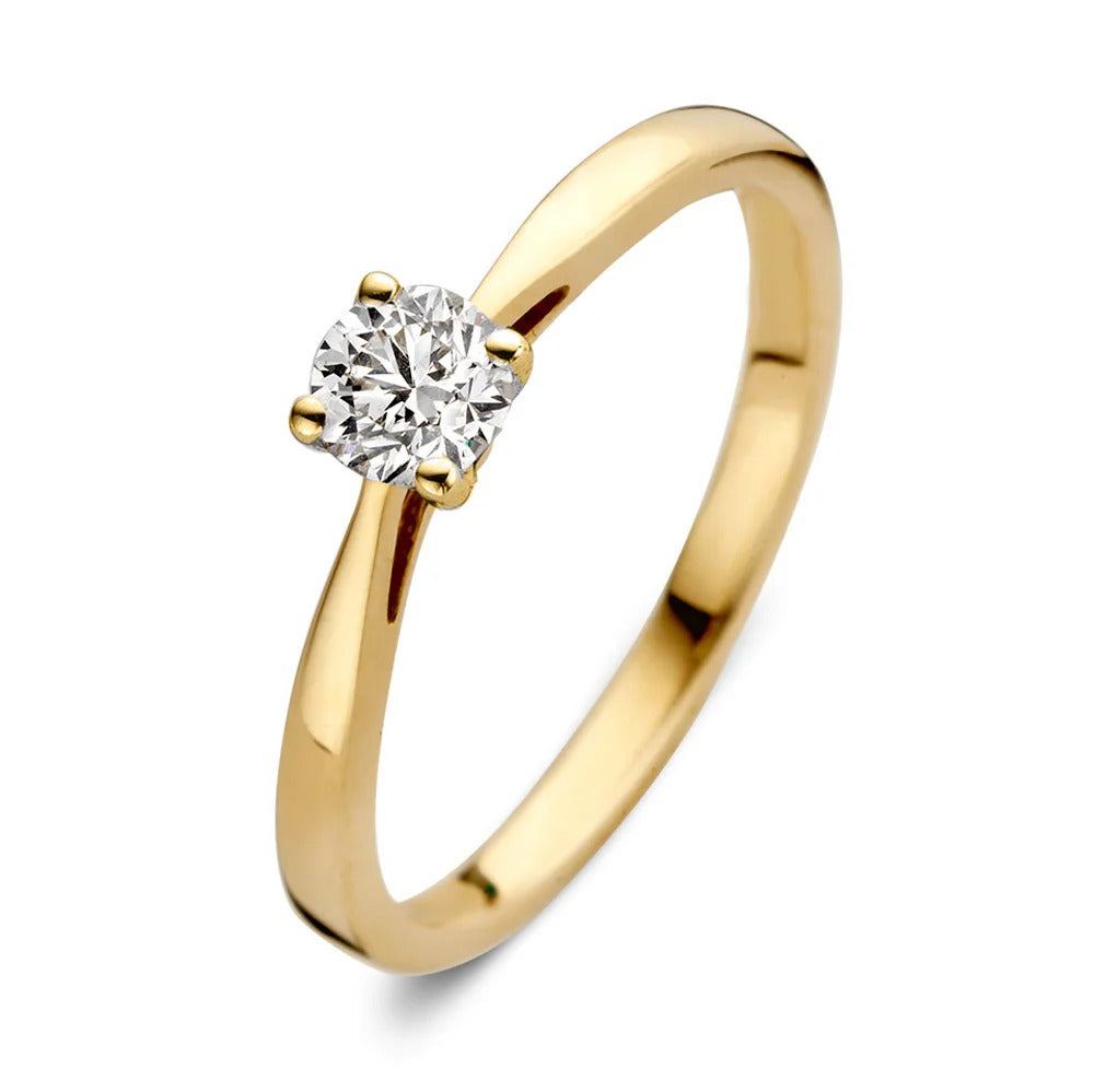 Bague en or jaune avec un diamant rond de 0,30 carat.