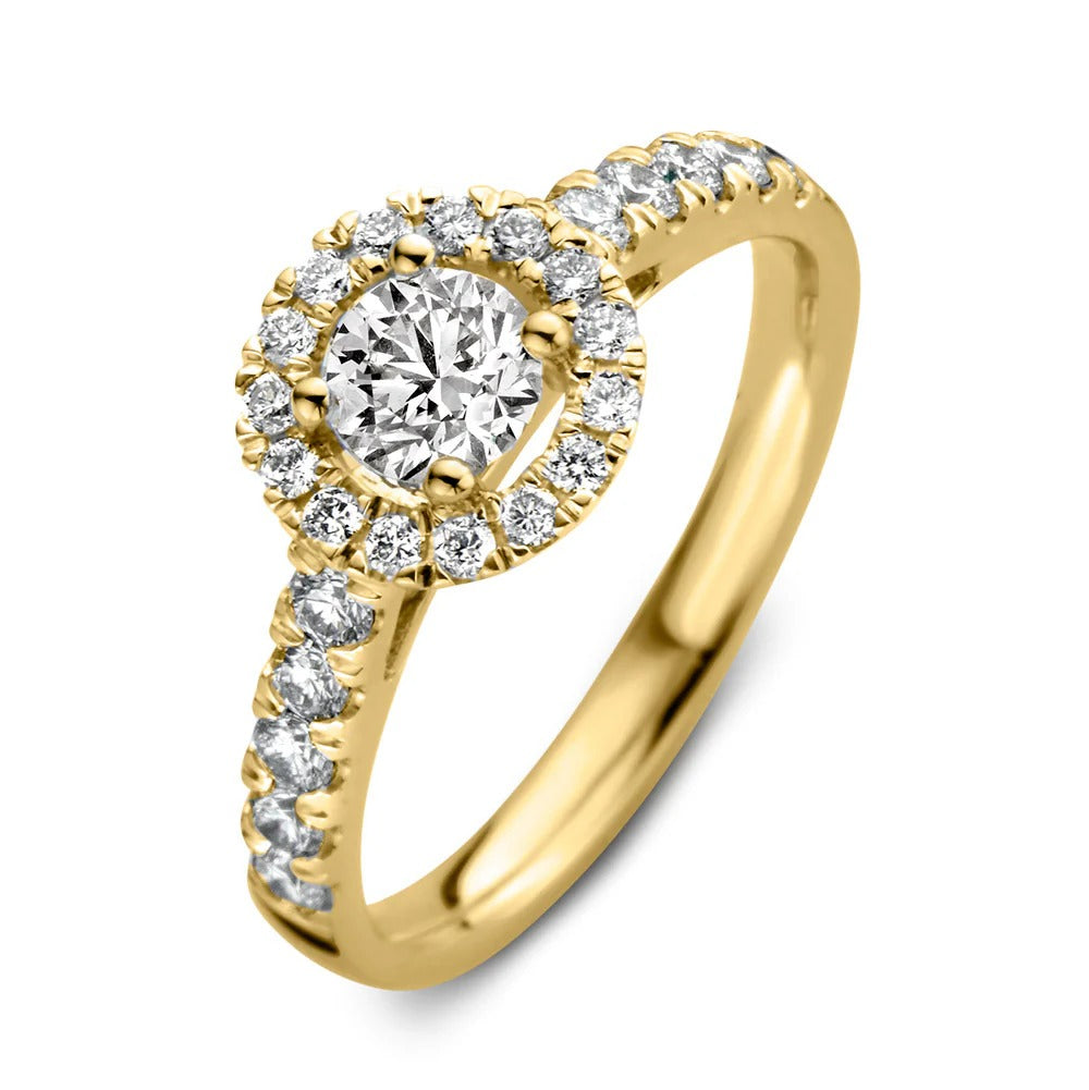 Bague en or jaune avec un diamant central entouré de petites pierres brillantes.