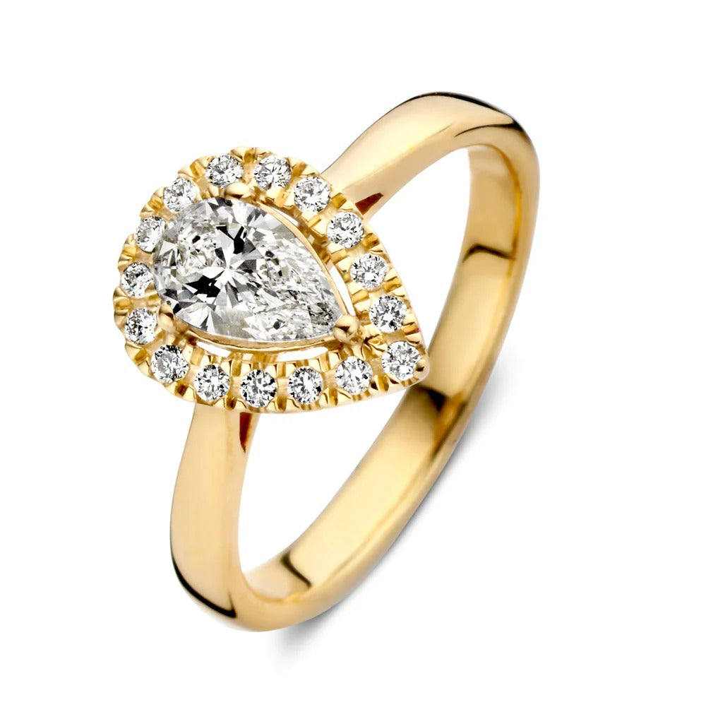 Bague en or jaune avec un diamant central en forme de poire entouré de petites pierres.