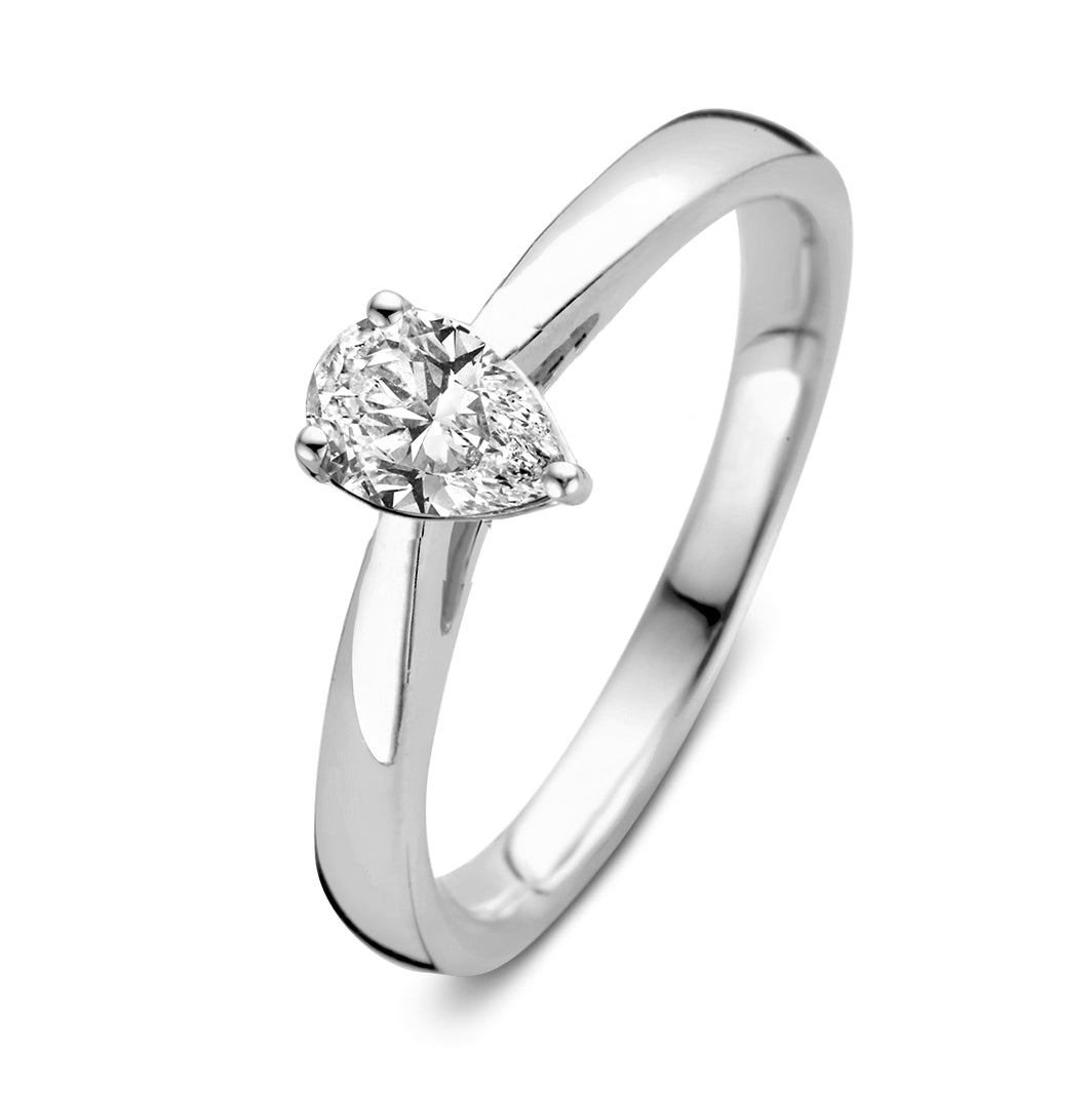 Bague en or blanc avec deux diamants en forme de poire, sertis sur un anneau lisse.