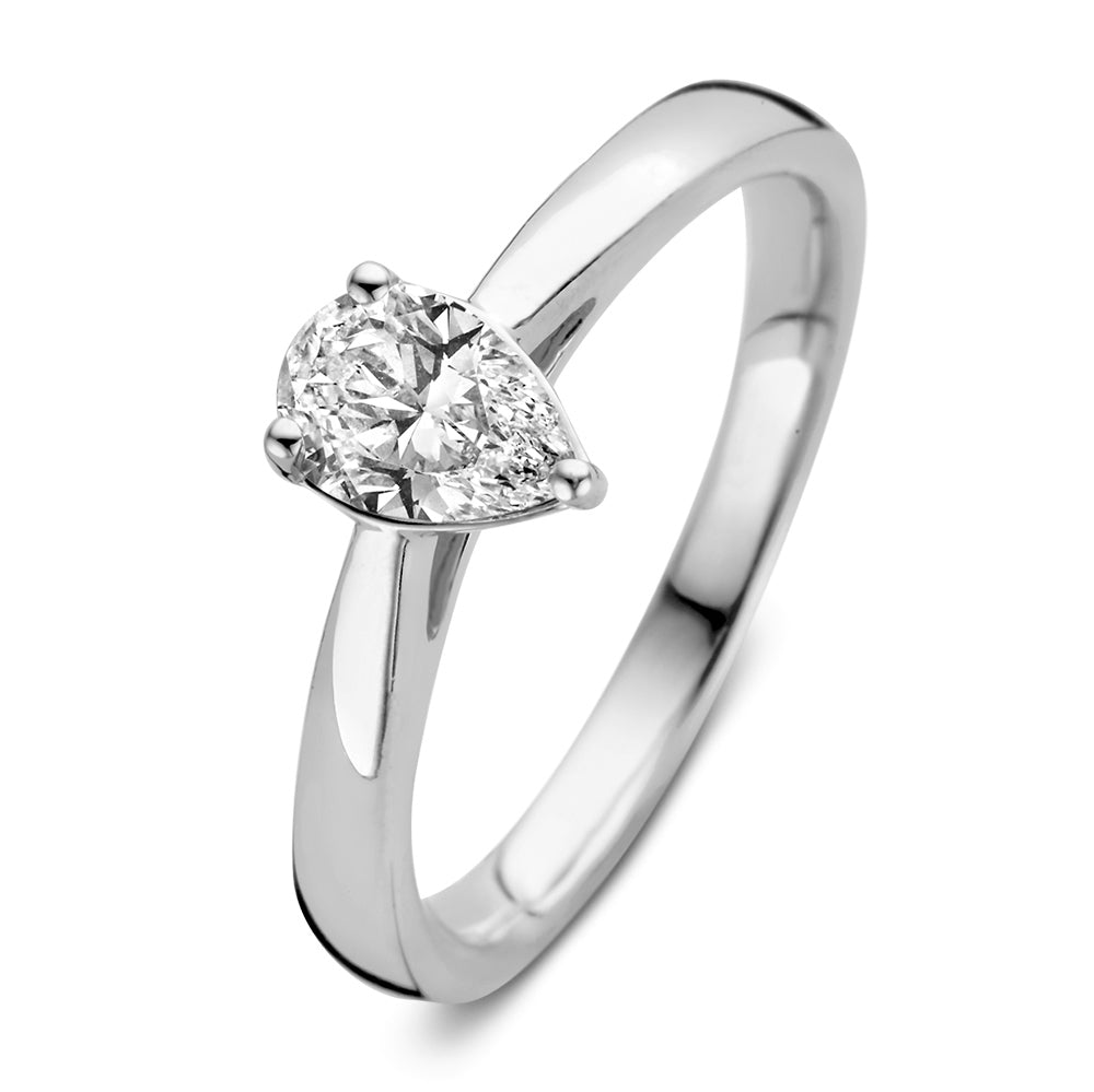 Bague en or blanc avec un diamant en forme de cœur de 0,50 carat.
