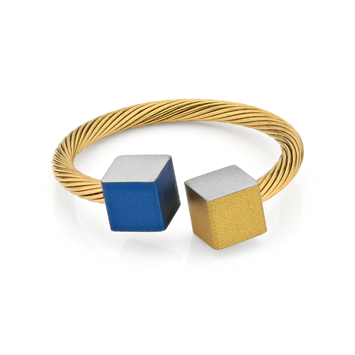 Bague dorée avec deux cubes, un bleu et un doré, sur un fil torsadé.