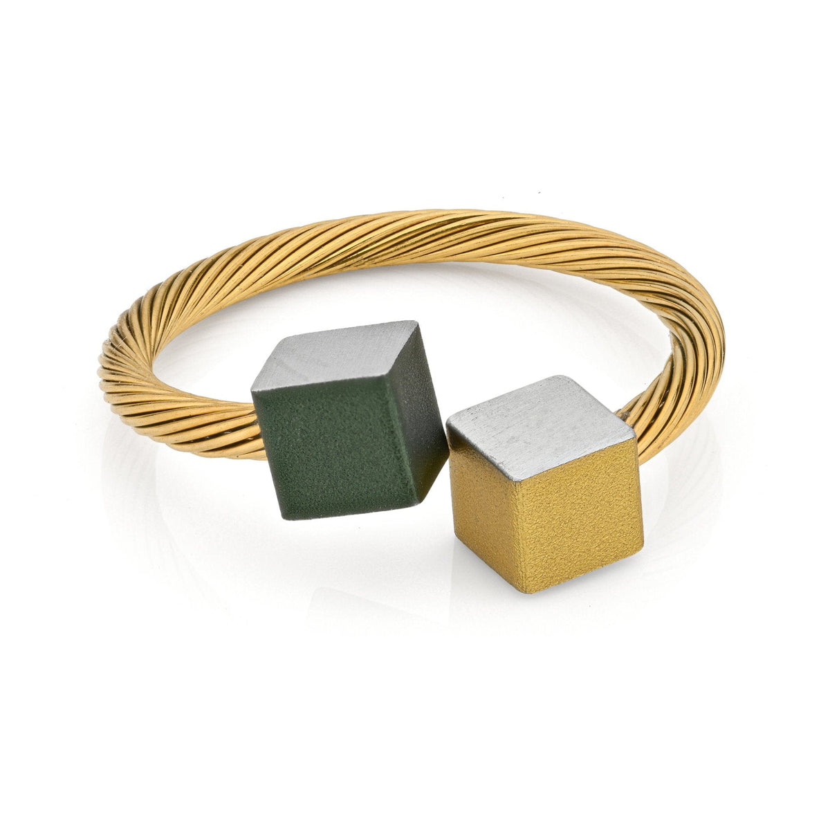 Bague dorée avec deux cubes, l'un vert et l'autre doré, sur un anneau torsadé.