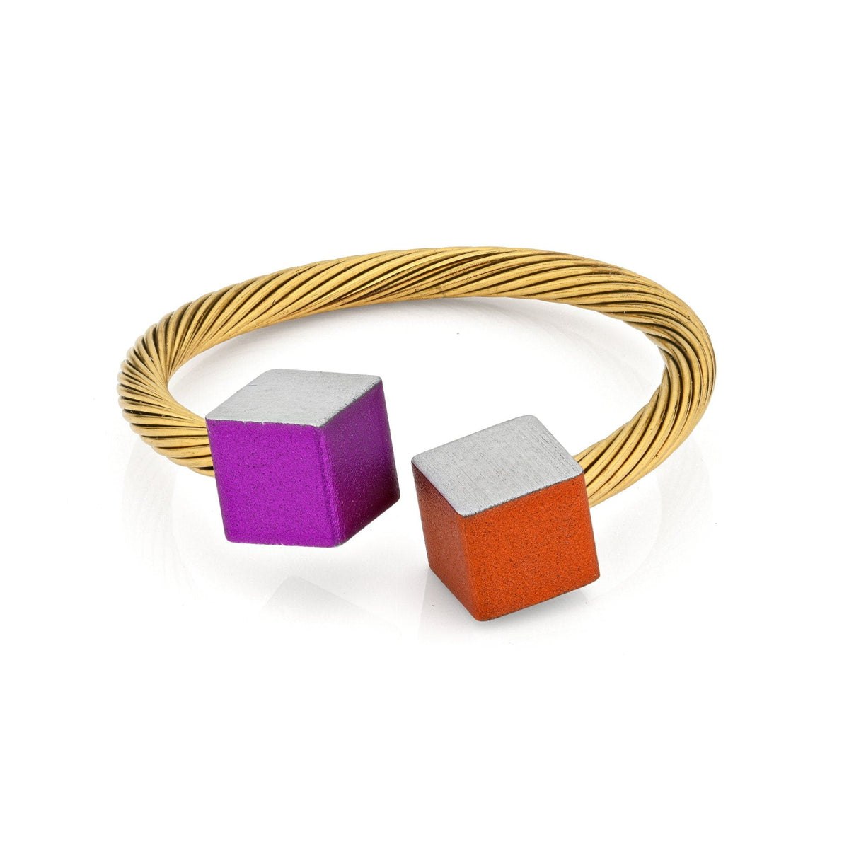 Bague dorée avec deux cubes, un orange et un violet, sur un fil torsadé.