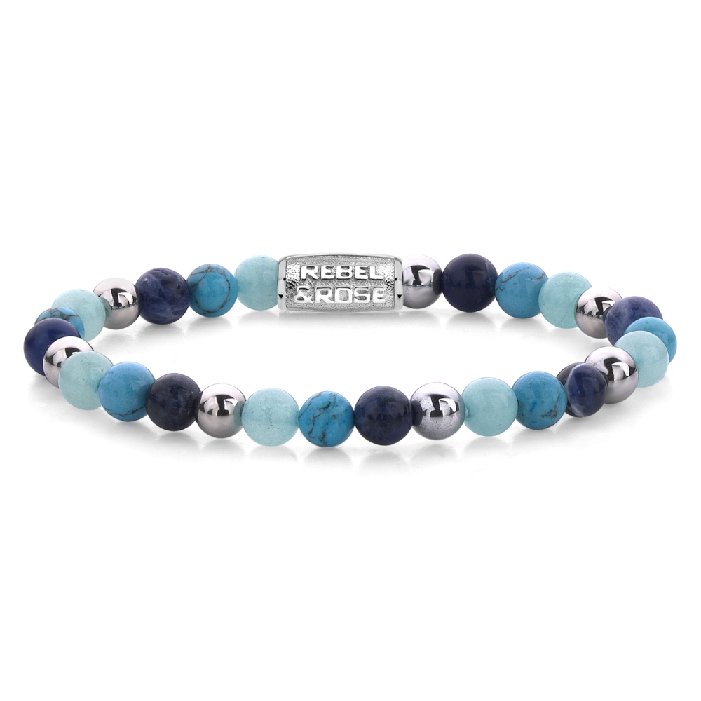 Bracelet en perles de 6 mm avec des nuances de bleu, argent et noir, ornée d'un fermoir en métal.