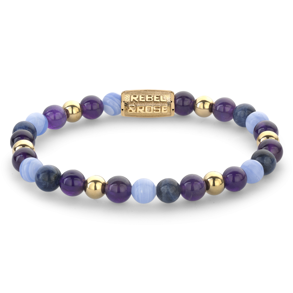 De Rebel & Rose "Are Violets Blue?" damesarmband heeft 6 mm kralen in blauw, paars en goud met 18 kt geelgoud ionplating en een rechthoekige REBEL & ROSE-bedel-perfect voor liefhebbers van stijlvolle edelstenenarmbanden.
